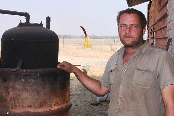  来自南非豪登的农夫Meinhard Peters与他的父亲Freddie经营着一家农场，他同时也是一名资深装配工。近日，他开始结合自己的技能，制造出了一种能够有效提供高成本燃料的小发明。他还说道：“我知道塑料是由石油制成的，因此一定能从塑料中提取石油。”